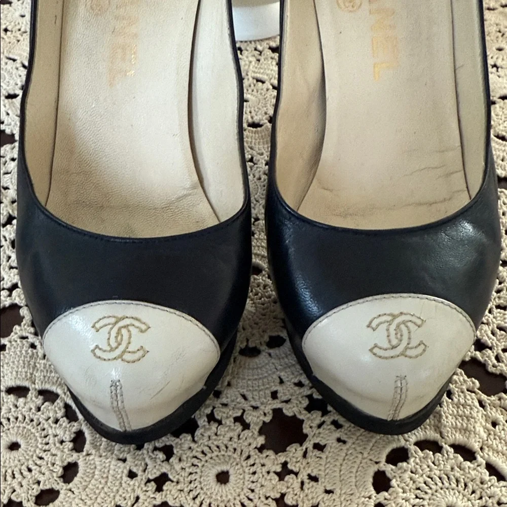 CHANEL Black and Cream Heels with Logo Detail - Picture 6 of 8
